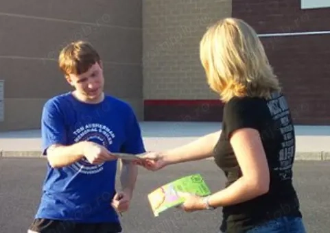 Caut persoane pentru impartit pliante in cartierul Titan - ofer 100 ron   3 ore