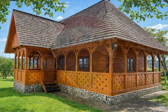 Doua case in stil maramuresean de vanzare in Breb/Maramures