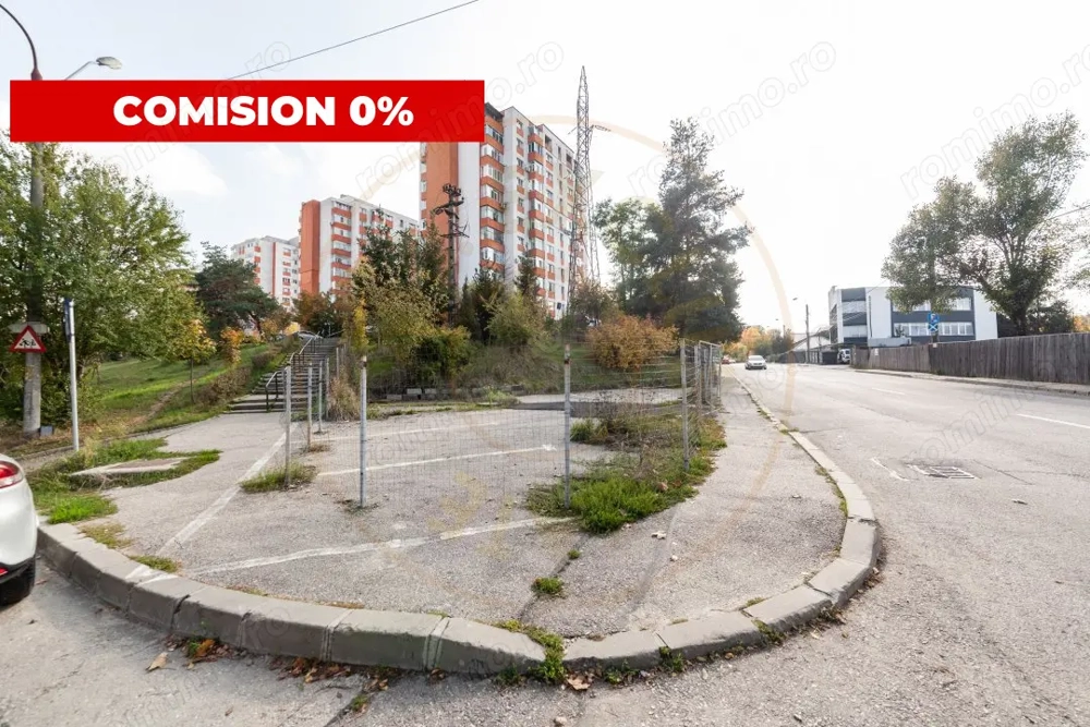 Teren stradal pe colț - Ideal afacere - front stradal mare