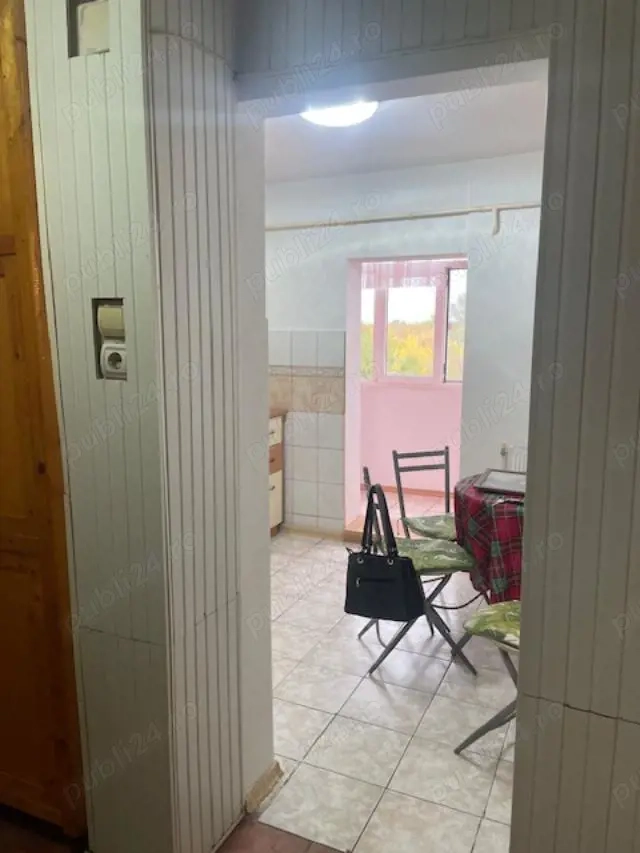 Inchiriez apartament , 2 camere , decomandat , str.Timisorii 110 , etaj 3