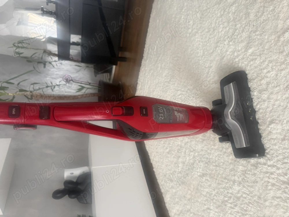 Aspirator vertical fără fir rowenta