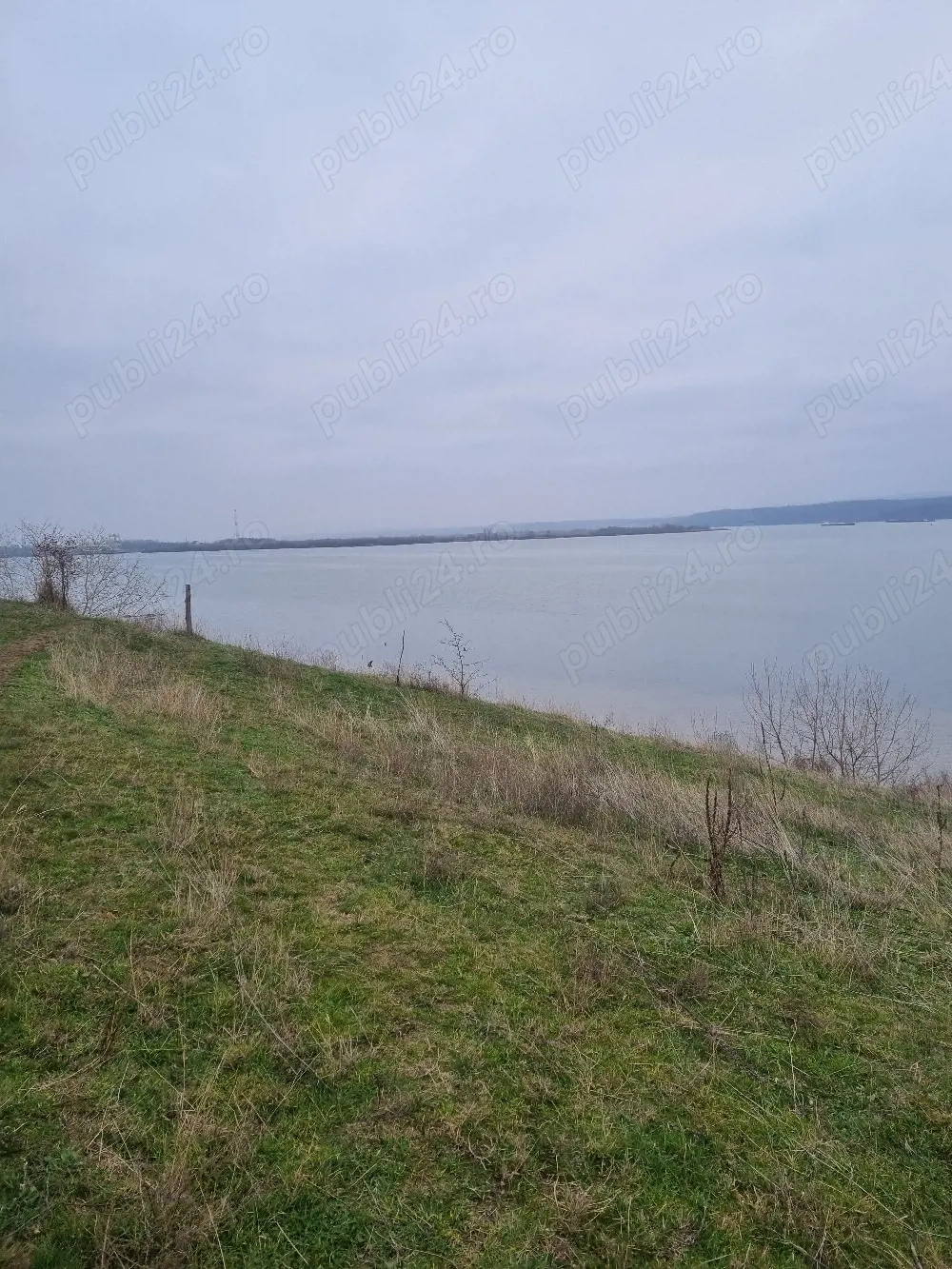 Vând teren la dunare