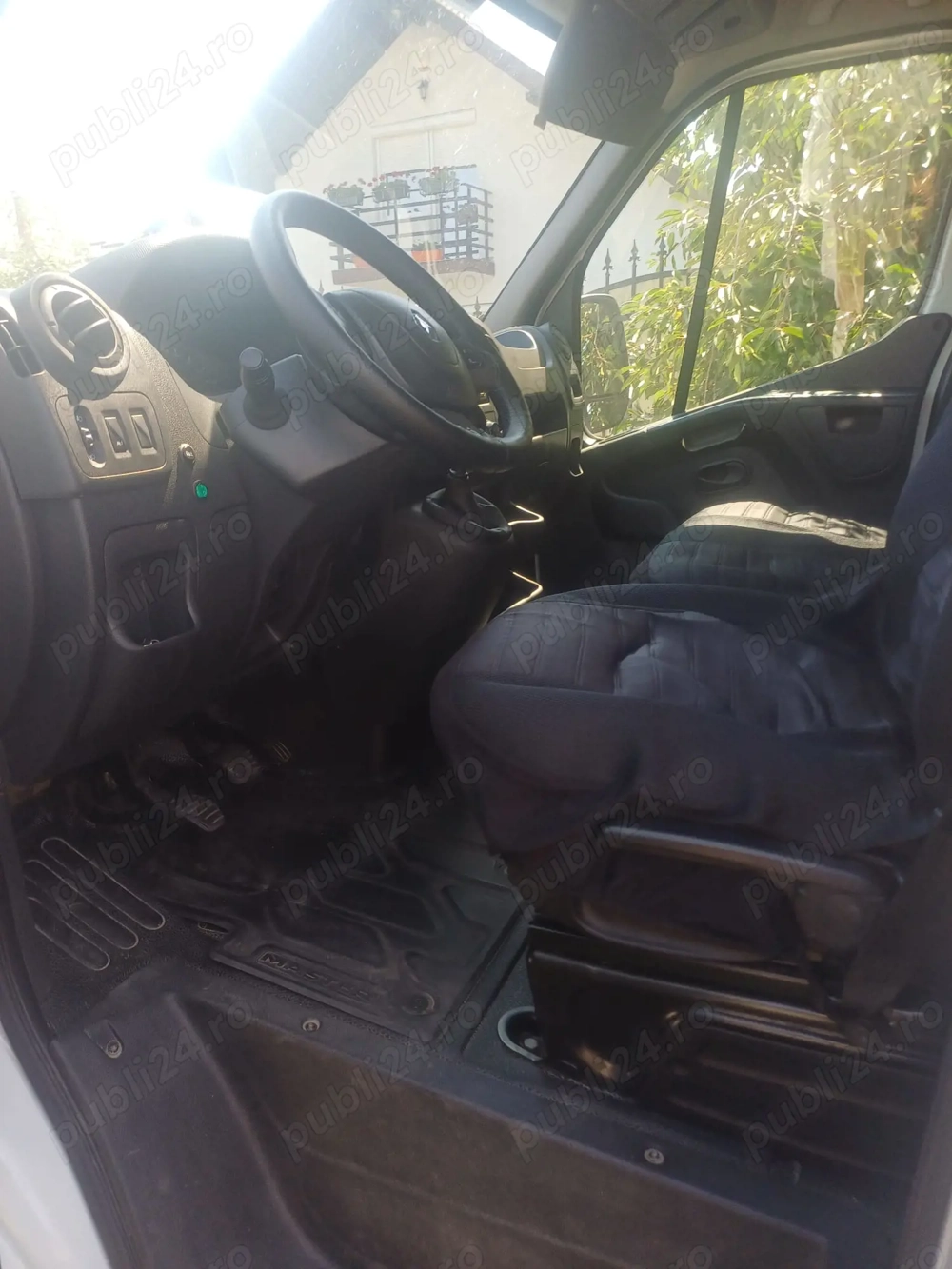 Vând  Renault master  cub cu lift hidraulic. 