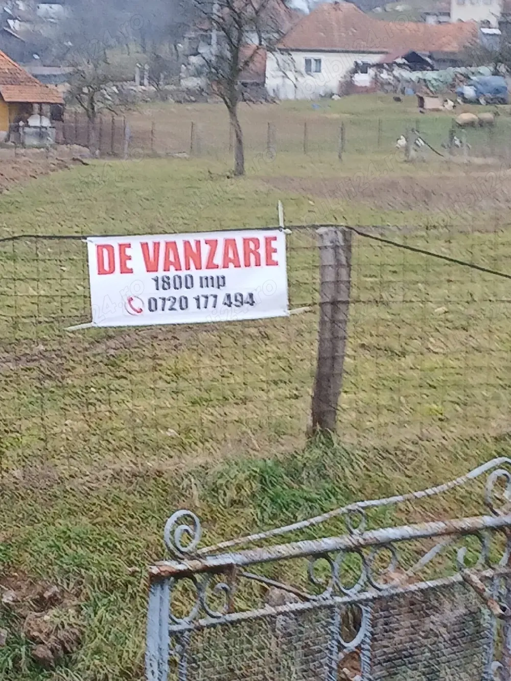 Vând teren intravilan 1800 mp