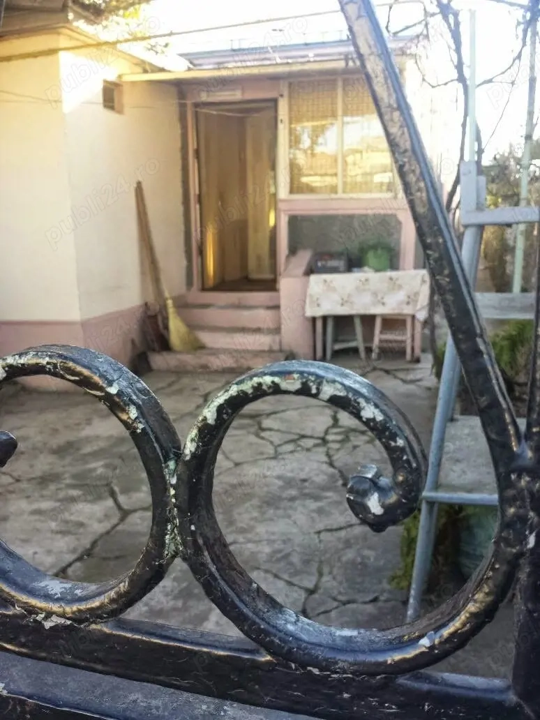 Casă locuibila, singur in curte.