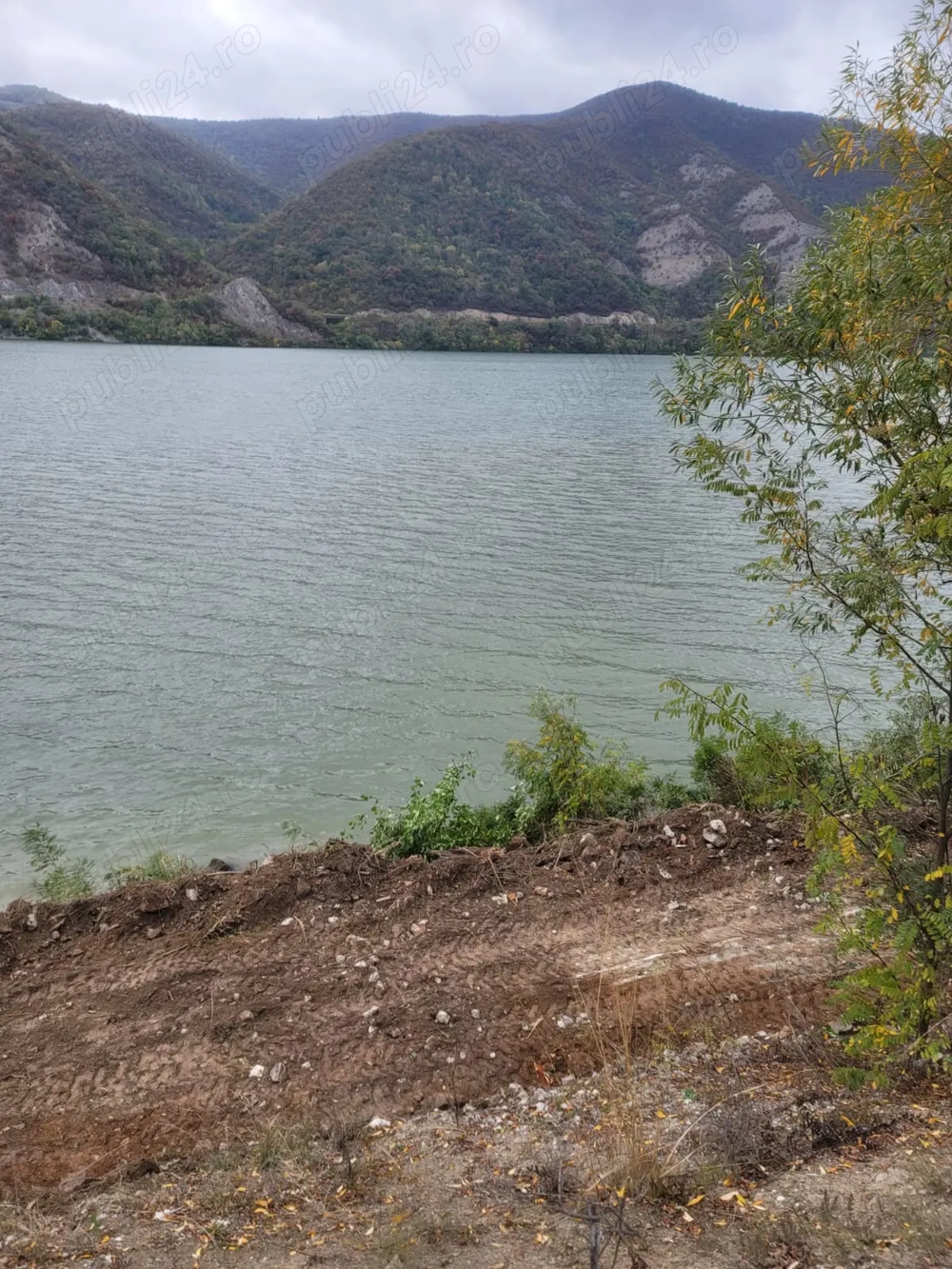 Vand teren intravilan pe malul Dunarii , in Clisura Dunarii zona Svinita - Berzasca