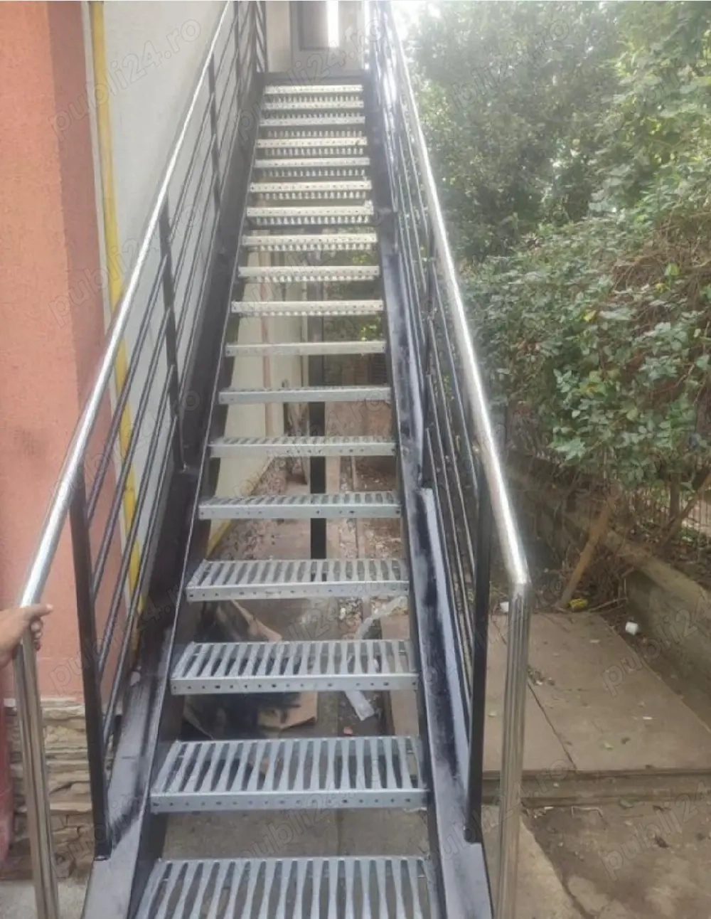 scări zincate metalice și trepte 