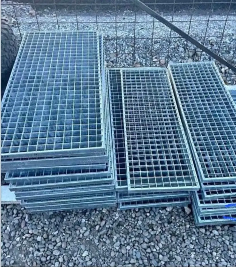 scări zincate metalice și trepte 