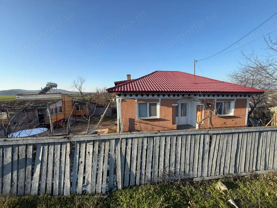 Somova, casa 2 corpuri, teren 4382 mp, garaj