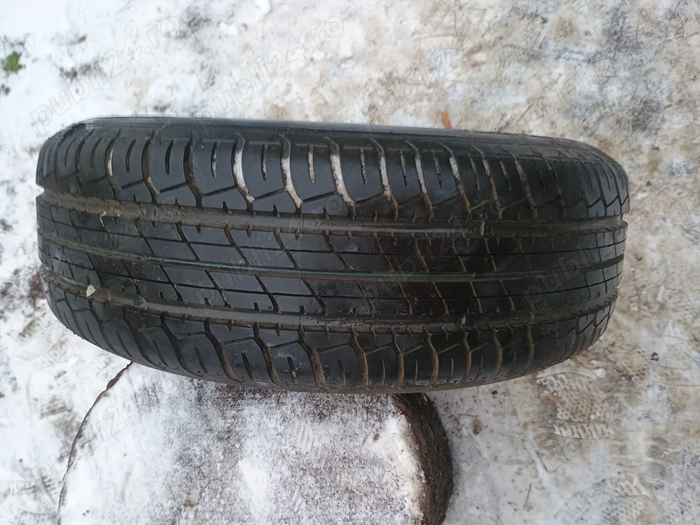 Roata aproape noua cu Cauciuc Dunlop de iarna  aproape nou 195/60 /15 pret 150 ron