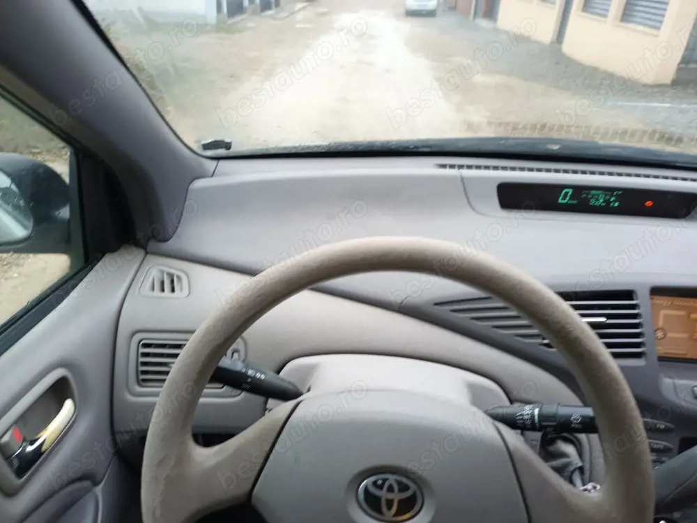 vând toyota hibrid prius1