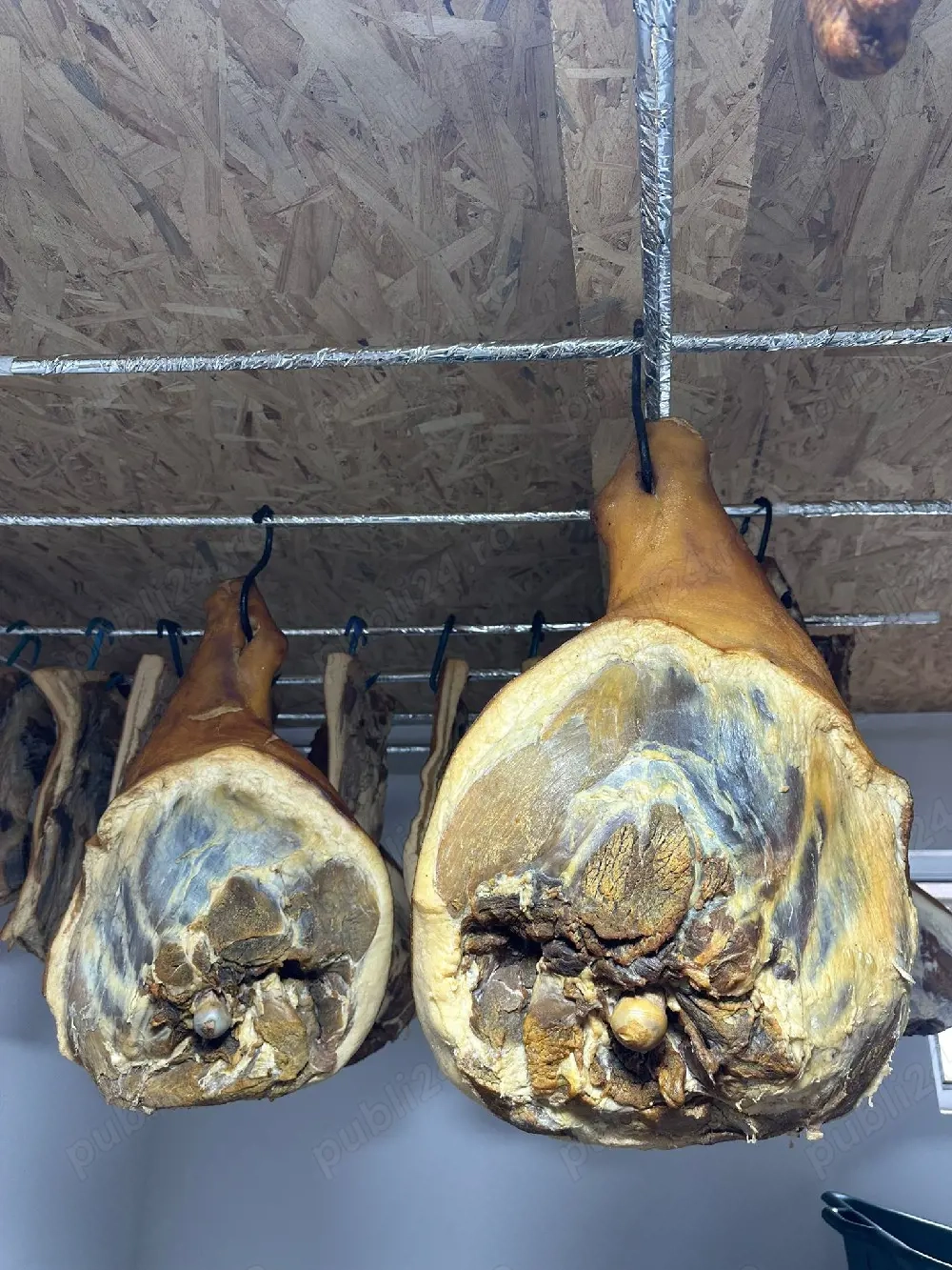 Vând șuncă de porc afumată 