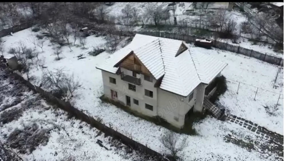 VILĂ ca-n povești situată într-o OAZĂ de VERDEAȚĂ