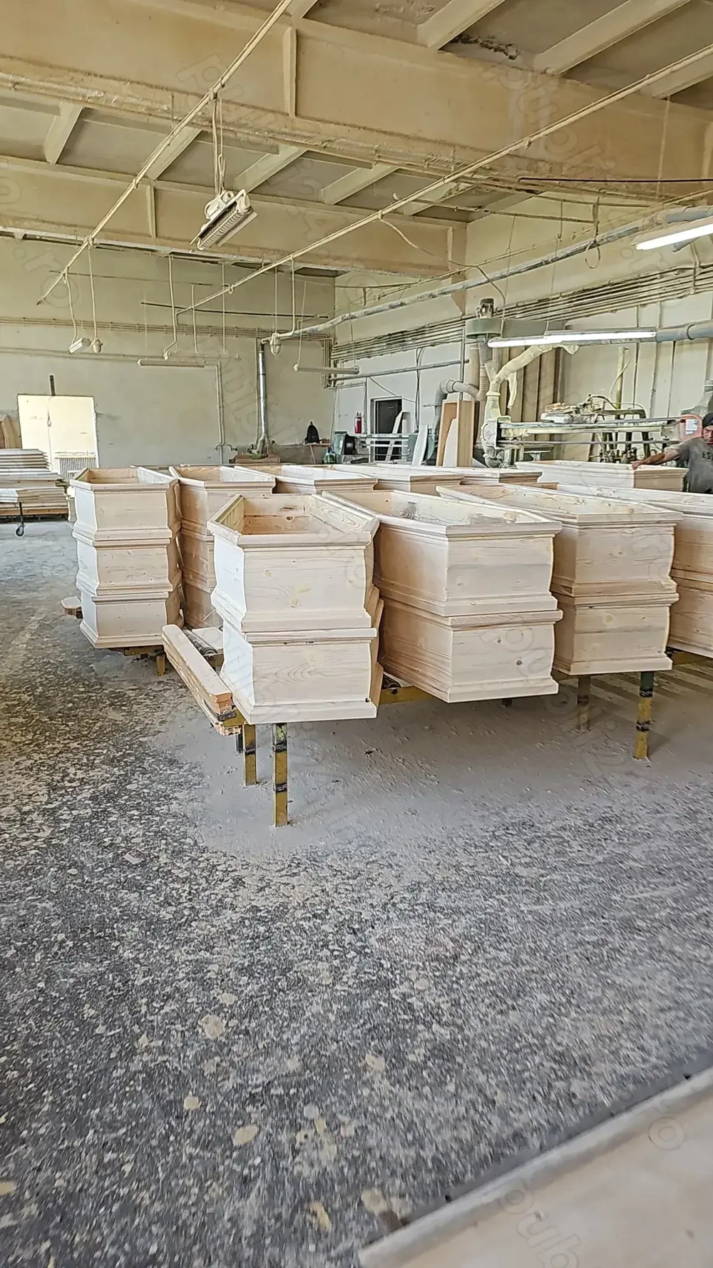 Tâmplărie, montaj si finisat sicrie