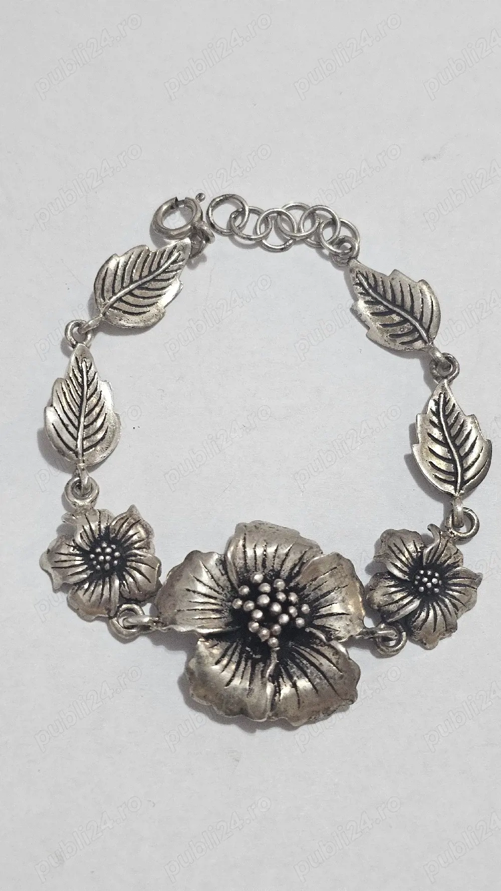 Brățară din argint cu flori   model floral deosebit, foarte veche.