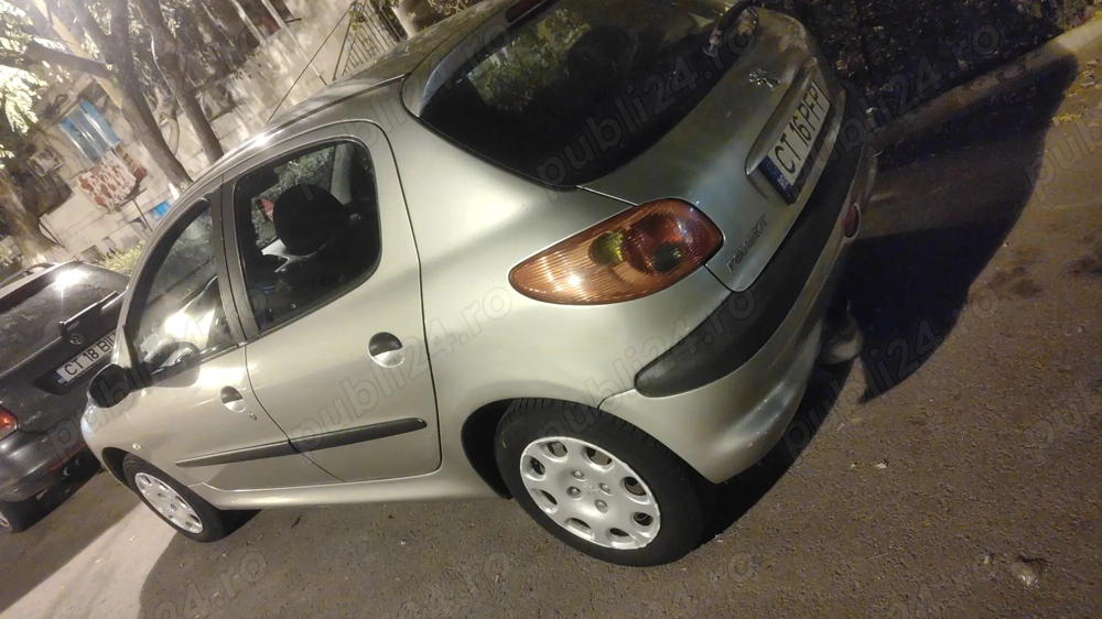 Mașină de închiriat 