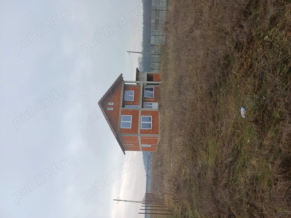 Casă familiară în roșu. 