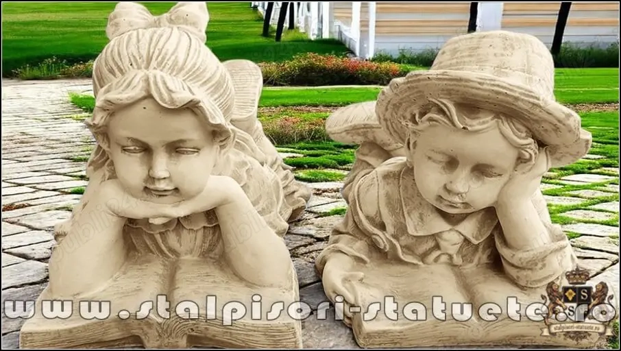 Set statuete doi copii scolari, galben patinat, model S15.