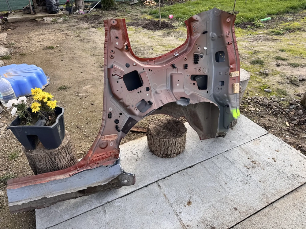 aripa dreapta spate haion/portbagaj usita/capac rezervor dacia jogger