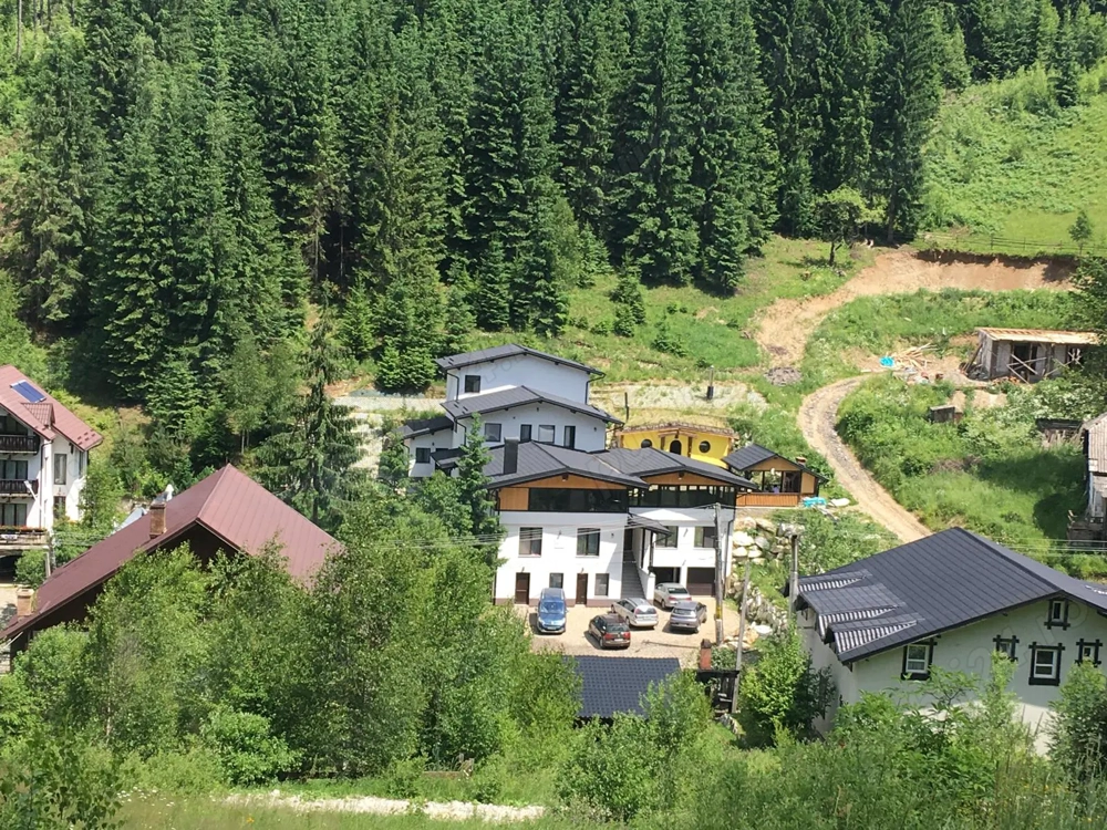 Pensiune de lux la padure, 9 camere in Vatra Dornei, teren si gradina