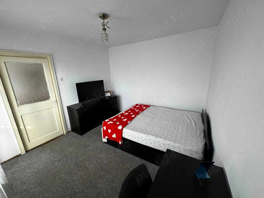  Persoana fizica.Apartament 3 camere. Podu Ros. Palas.