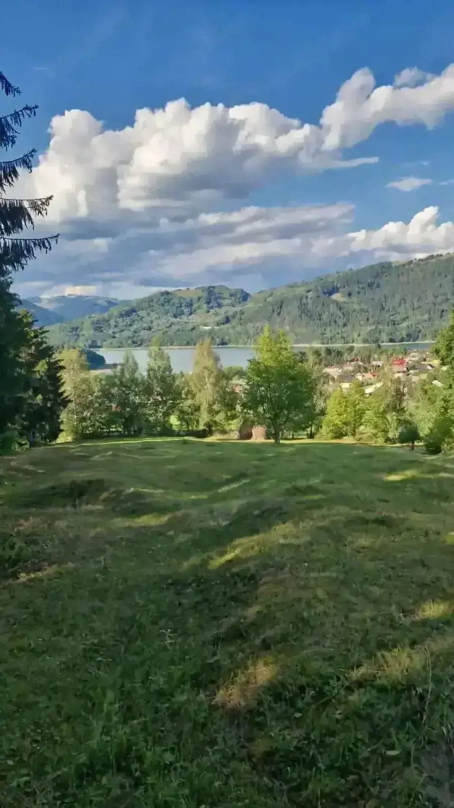 Teren Ceahlau ,cu vedere spre lacul de acumulare Izvorul Muntelui si Masivul Ceahlau