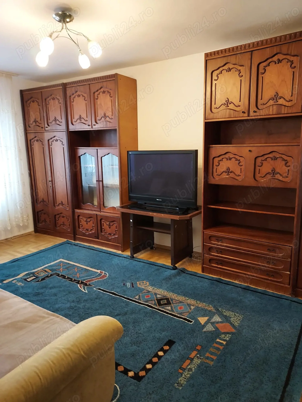 Apartament de inchiriat : 3 camere , 2 bai si balcon . Zona Piata Diamant 