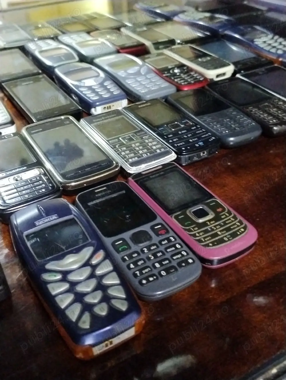 vand diverse telefoane funcționale  