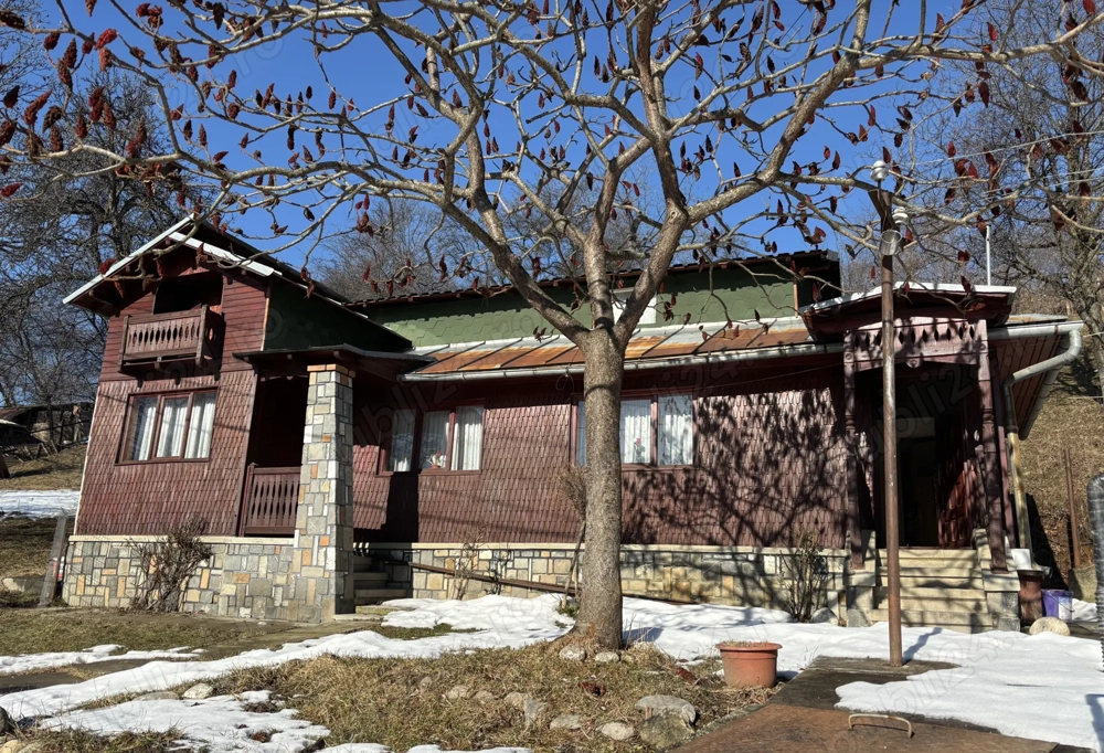 Casa gospodarului, bine întreținută, cu teren generos   Comarnic