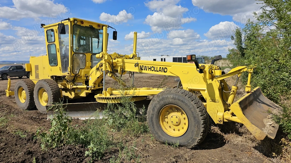 Greder New Holland F106.6 6x4 cu scarificator