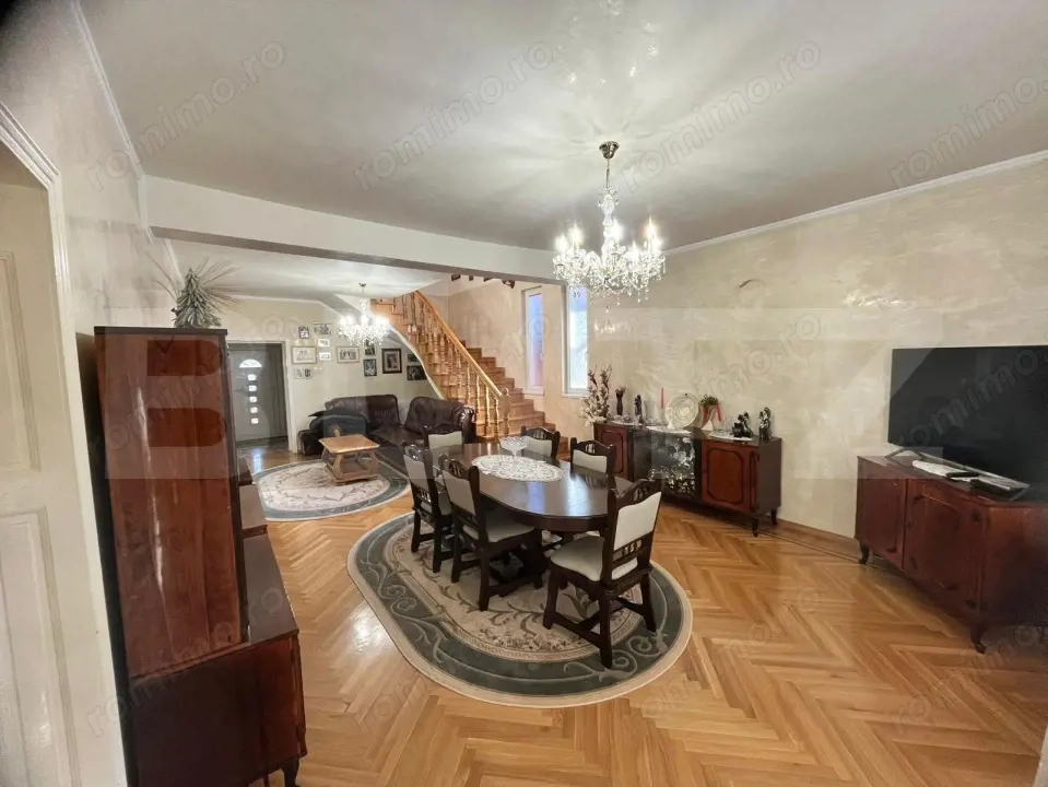 Casă D+P+E, 360 mp utili, teren 710 mp, zona Cetate