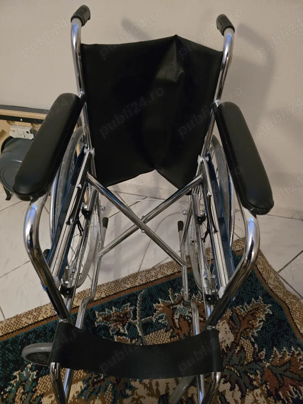 Vând fotoliu rulant ,cu vas de toaletă 