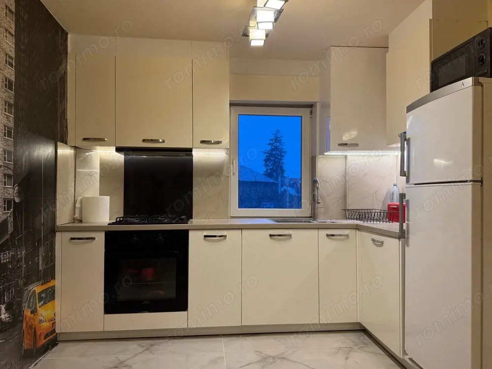 vand apartament 3 camere centru