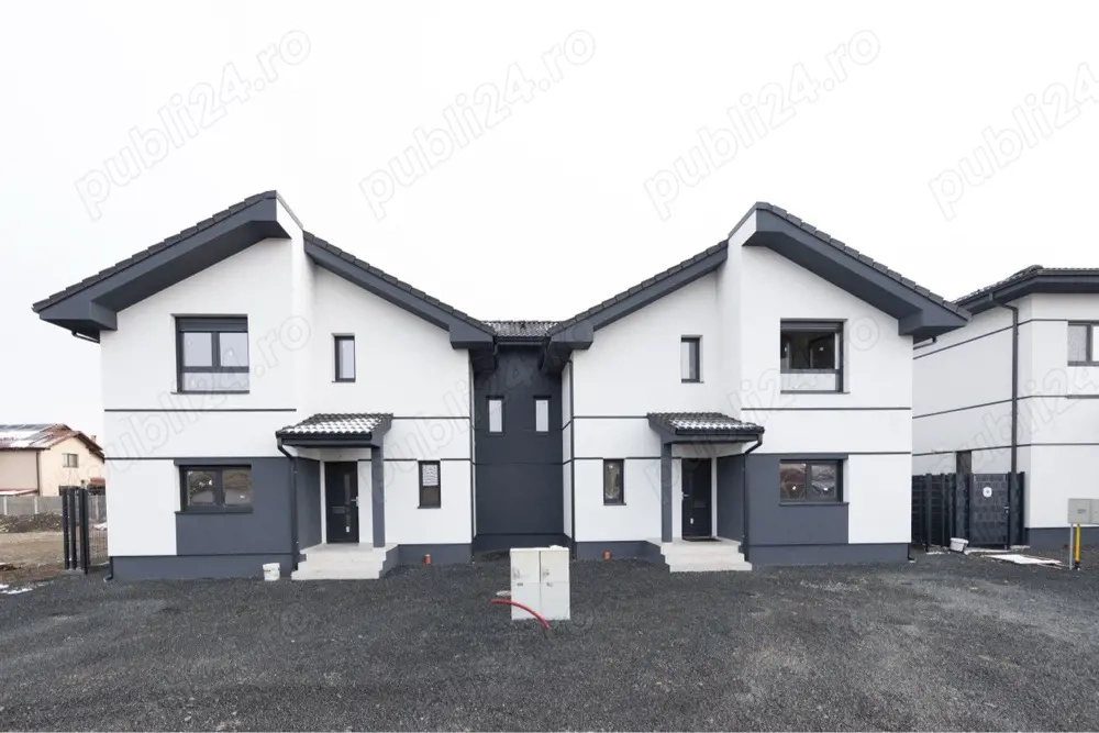 Despartit prin casa scarii! Zona buna! Asfalt! Toate utilitatile!