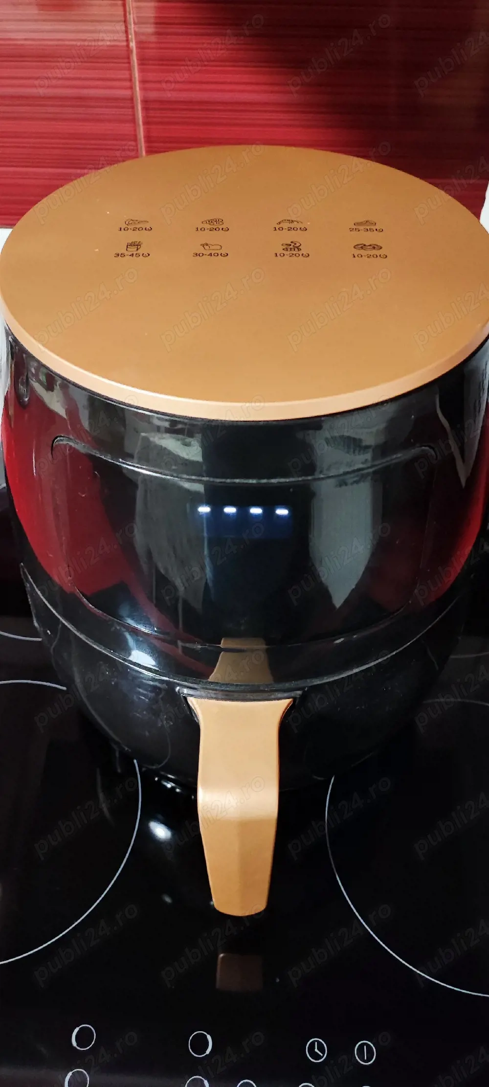 friteuză cu aer cald (air fryer) de culoare neagră și cupru aurie