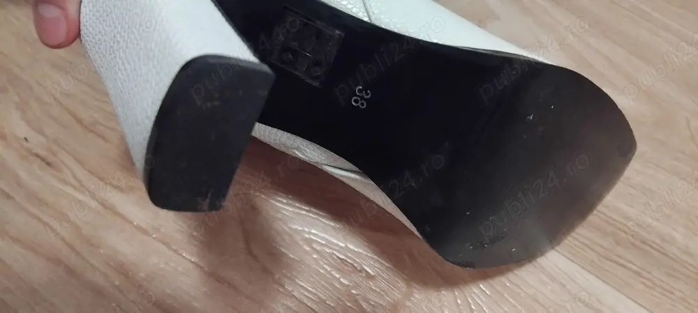 pamtofi cu toc gros marinea 38 superbi pentru femei  au fost purtate si e normal sa aiba uzura 