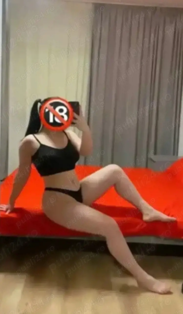 Brunetă minionă deschisă la fantezia ta