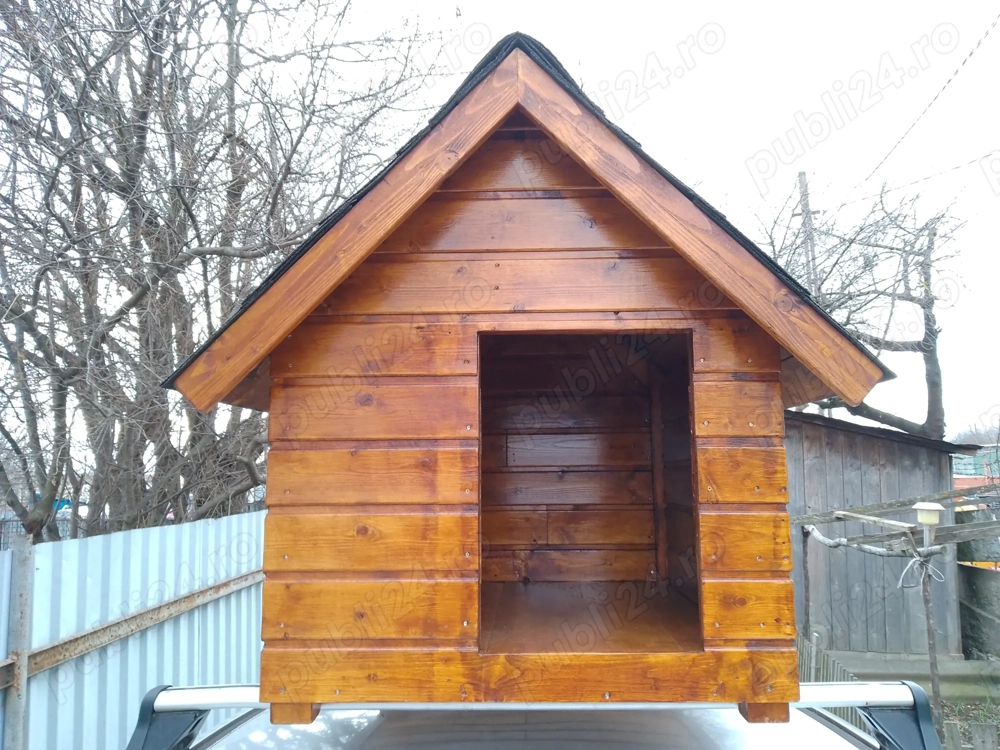 Cusca caine din lemn izolata