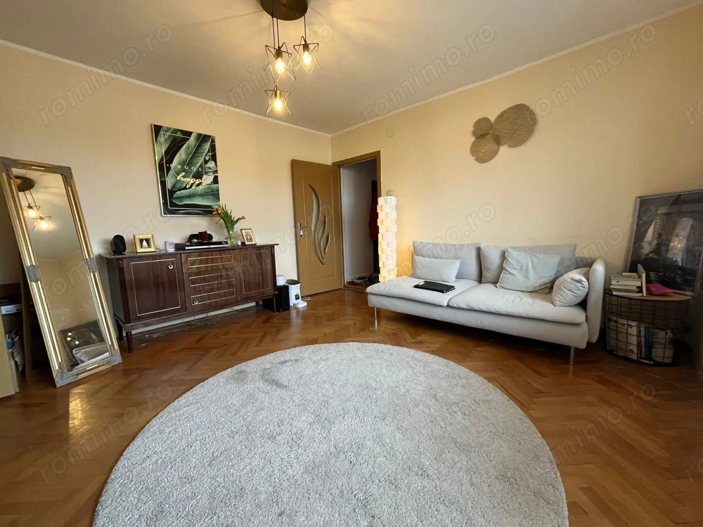 3 Camere. Etaj intermediar . Garaj si boxa