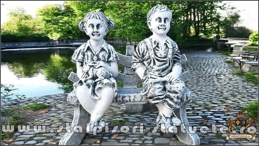 Statuete copii pe băncuță, gri patinat, model S24.