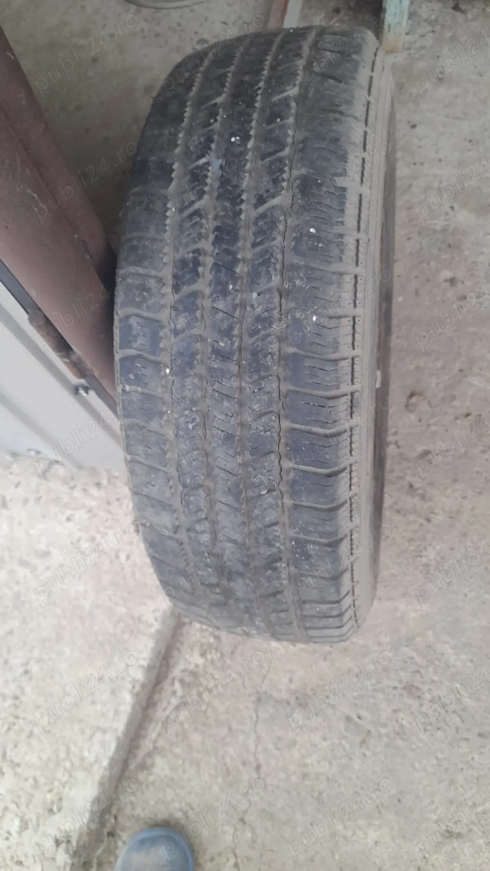 Vând  un cauciuc de rezerva cu tot cu geanta 