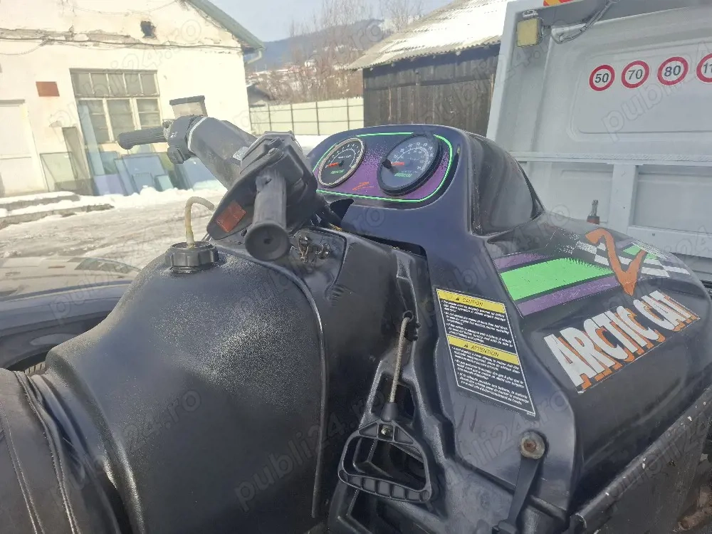 snowmobil arctic cat