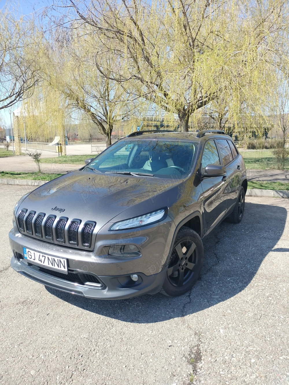 Vând Jeep Cherokee 