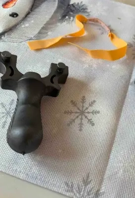 Praștie de competitie cu bandă de cauciuc