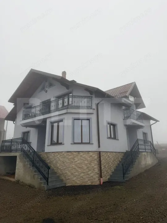 Casa de lux, 270mp utili, 7 camere, 1800mp teren in Salcea