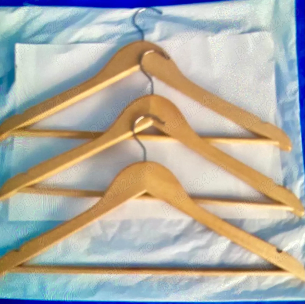 Vând umerașe ,suporți perete și mobilier magazin. 