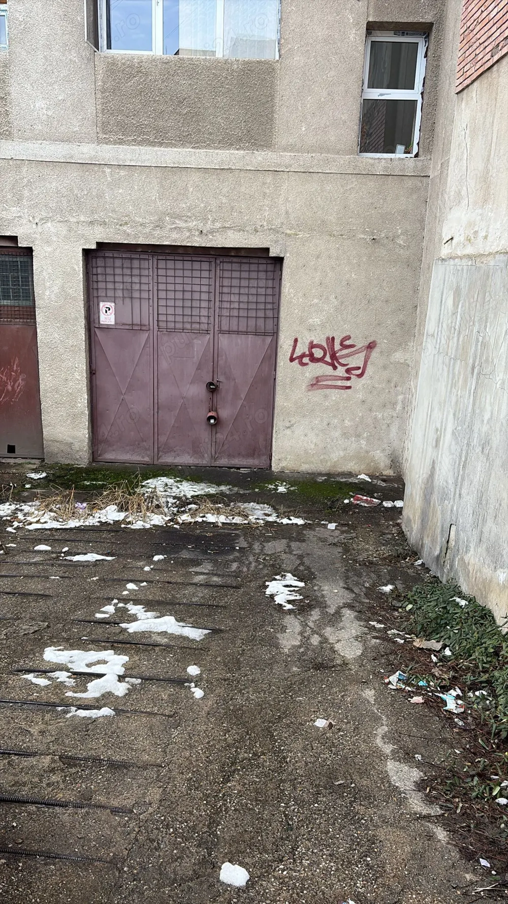 Vand garaj-depozit, in Pitesti, ultracentral in suprafata de 86 mp