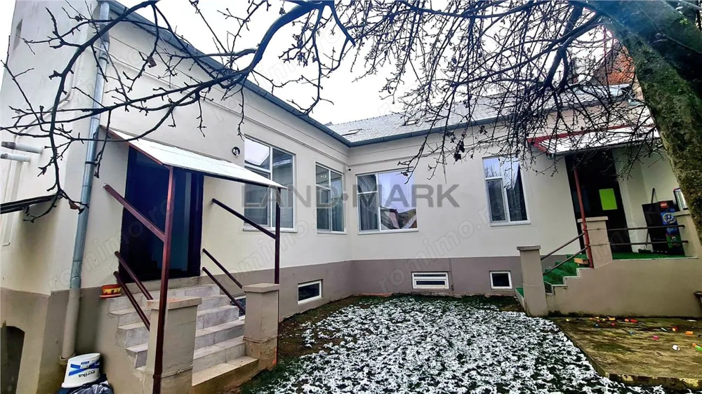 Casa cu 10 camere de vanzare,  zona Semicentrala,