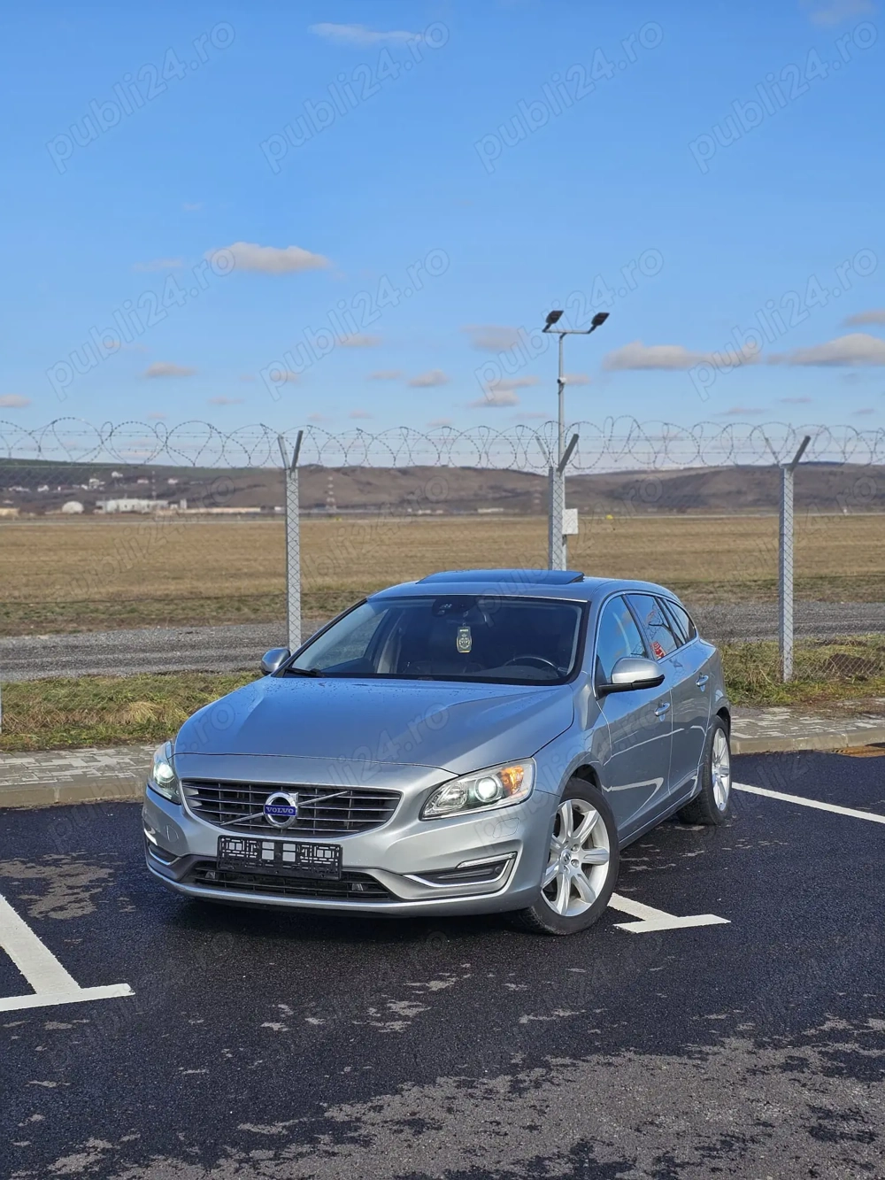 Proprietar Vând 2014 Volvo V60 D4 , Euro 6, Automat Accept variante cu SUV Dacia Duster