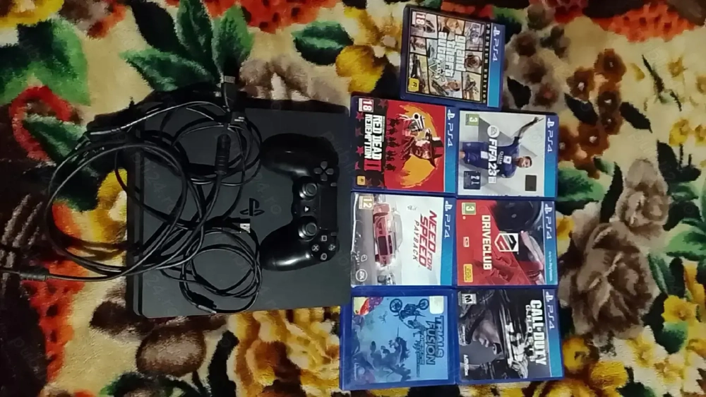 PS4 slim 500gb aproape nou folosit foarte puțin 